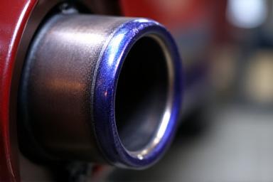 Terminale di scarico sportivo in titanio con saldature a vista